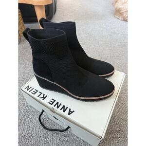 Anne Klein Women's Piera Ankle boot womens EUC in box 9.5
